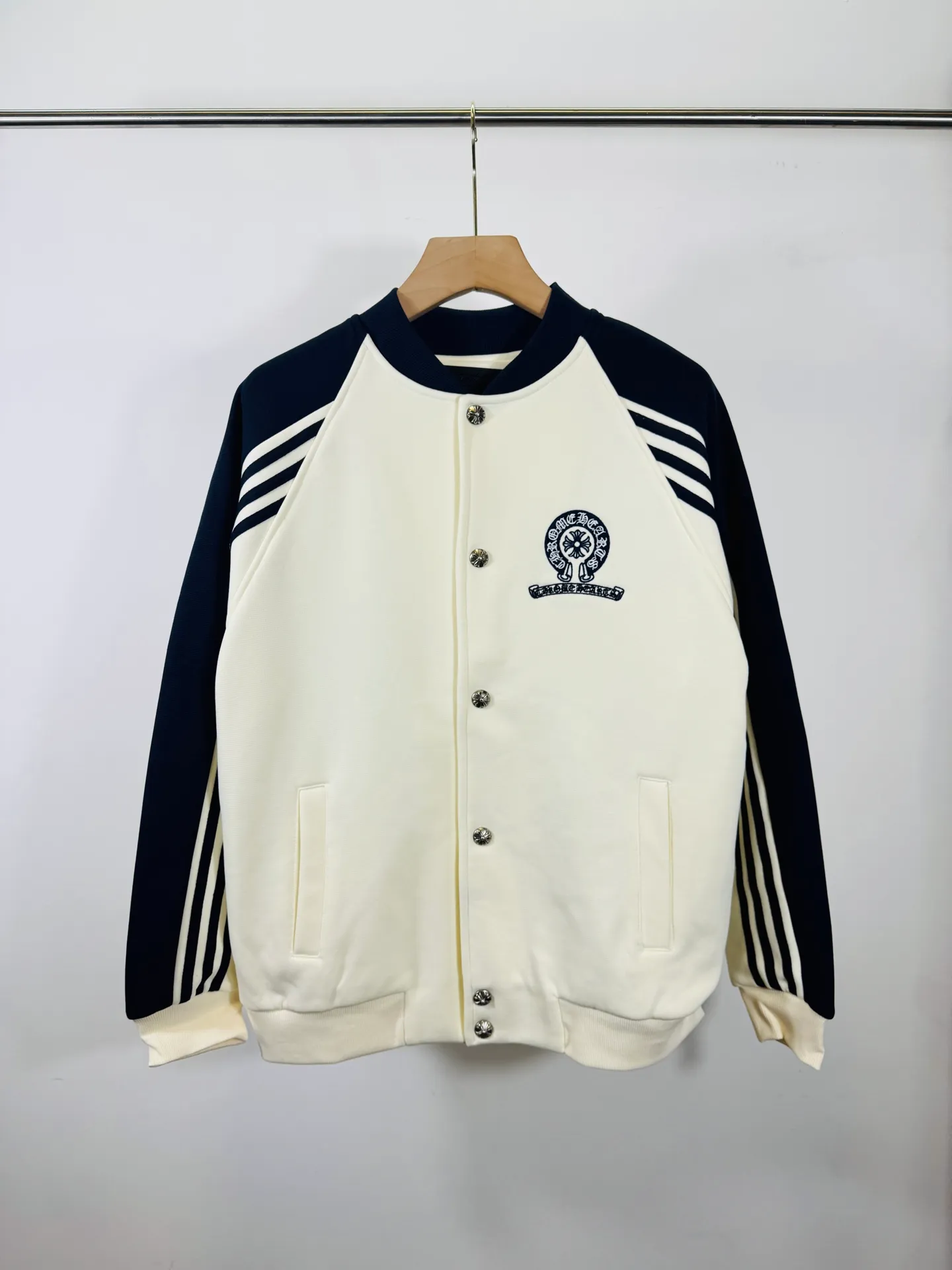P520 top version 🐮 Real shot without P, ​​different from market products] Chrome Hearts 🍁Winter clothes are coming🍁New Year clothes Sanskrit cross woolen leather sleeves spliced ​​baseball embroidered cotton clothes Heavy embroidery ➕Double sleeve splicing special technology Counter synchronization, heavy industry and heavy industry! ! Customized version of thickened woolen fabric, silk lining, customized version of hardware, not the ordinary version on the market! ! Color: black and white stitching Code number: S, M, L, XL